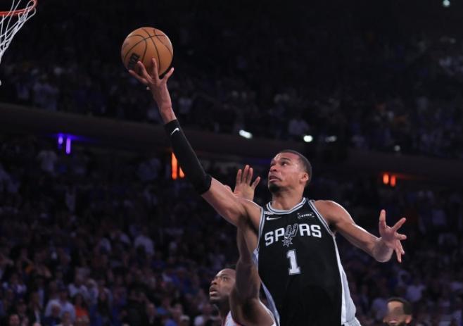 NBA名宿朱利叶斯·欧文认为文班亚马有能力让中锋重新成为MVP争夺的核心。

他说：我觉得文班会改变这一点。如今，是锋线和后卫统治着比赛。在我那个年代，篮球是由中锋统治的。事实上，在1966年到1982年之间，所有的MVP都是中锋。奥斯卡·罗伯特森是那段时期之前的那位，而我，是那段时期里的一个例外。 ​