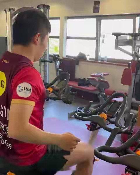 如此低矮简陋的健身房，见过没？离开国乒两年，樊振东还能保持世界顶尖实力，背后付出多少努力和汗水。 ​
