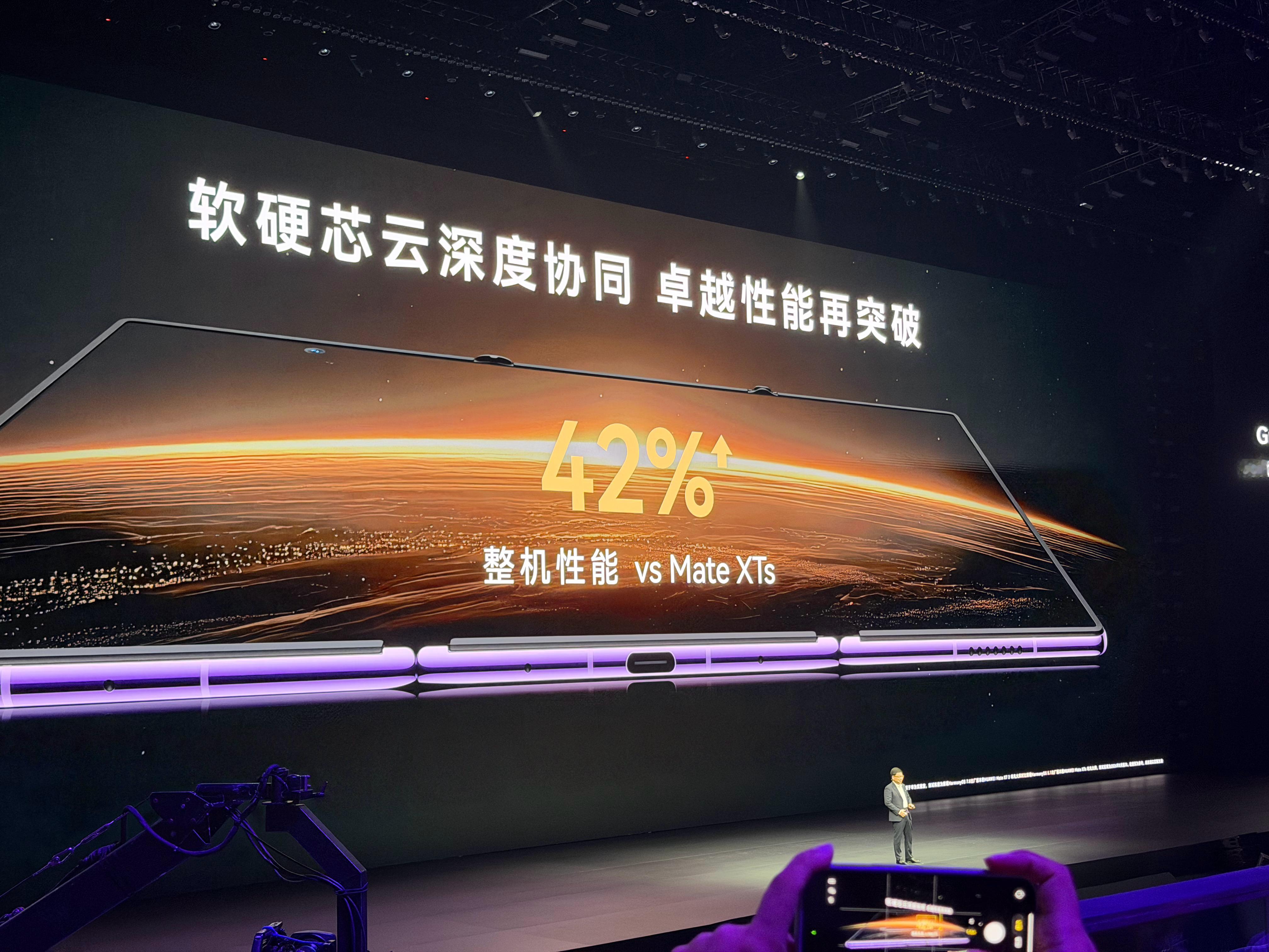 #华为麒麟9050Pro##华为再发布高性能芯片#
华为Mate XT 2这波性能真的强！

麒麟9050 Pro，1+2+4+2架构，分场景调度，日常省电，重载才释放性能。
达芬奇NPU本地跑30B大模型，不上云，响应快还保护隐私。
马良GPU实时光追，PC级光影直接下放手机。

软硬全部握在自己手里，这才是真正的硬实力💪
 ​