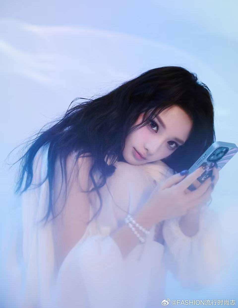 彭小苒｜蓝调蝴蝶氛围感大片🦋
浸在朦胧冷调蓝光里，薄纱长裙轻盈飘逸，长卷发漫开朦胧氛围感。
时而柔和静谧，眉眼温柔缱绻；光影交错下，轮廓染上深邃故事感。
发光蝴蝶翅膀缓缓展开，像坠入一场梦幻的深海梦境。清冷与柔媚交织，虚幻又浪漫，每帧都自带迷离破碎美感。 ​