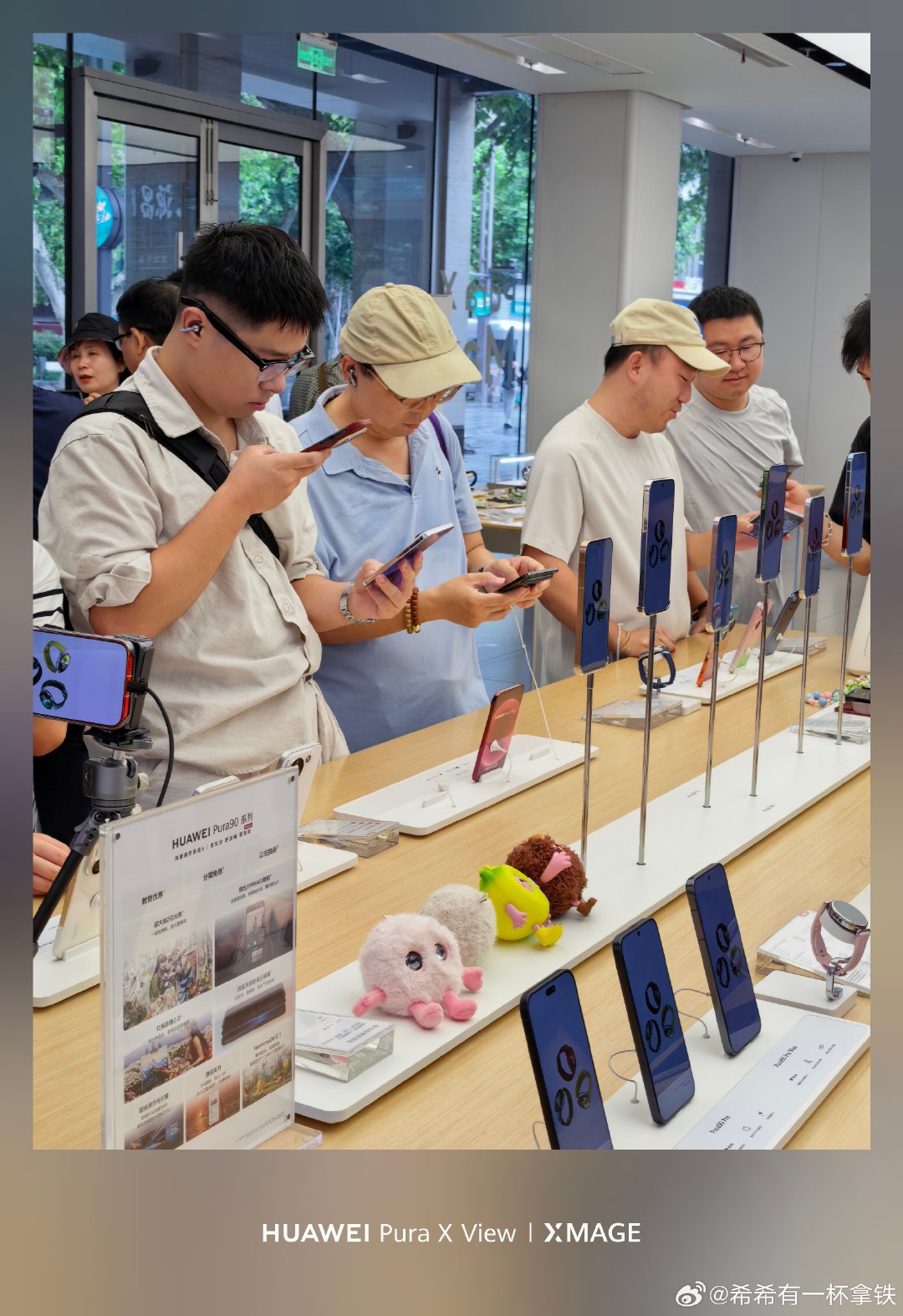 #华为阔直板预订爆单# 华为Pura X View正式登陆线下门店，全新阔直板形态收获大量关注，横向视野升级，握持舒适，用真实数据验证了创新设计的市场潜力。 ​