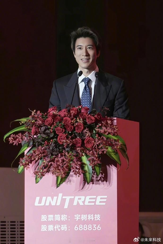 【#王力宏宇树机器人合作##王力宏称宇树团队通宵改代码救场#】宇树科技今日科创板上市，王力宏在答谢午宴演讲，回忆合作趣事。他最初想定制机械钢琴，却被引荐给人形机器人，看到武术空翻后决定合作舞蹈。2025年12月，6台G1机器人在其成都演唱会为《火力全开》伴舞，完成全球首场机器人群体舞蹈秀。演 ​