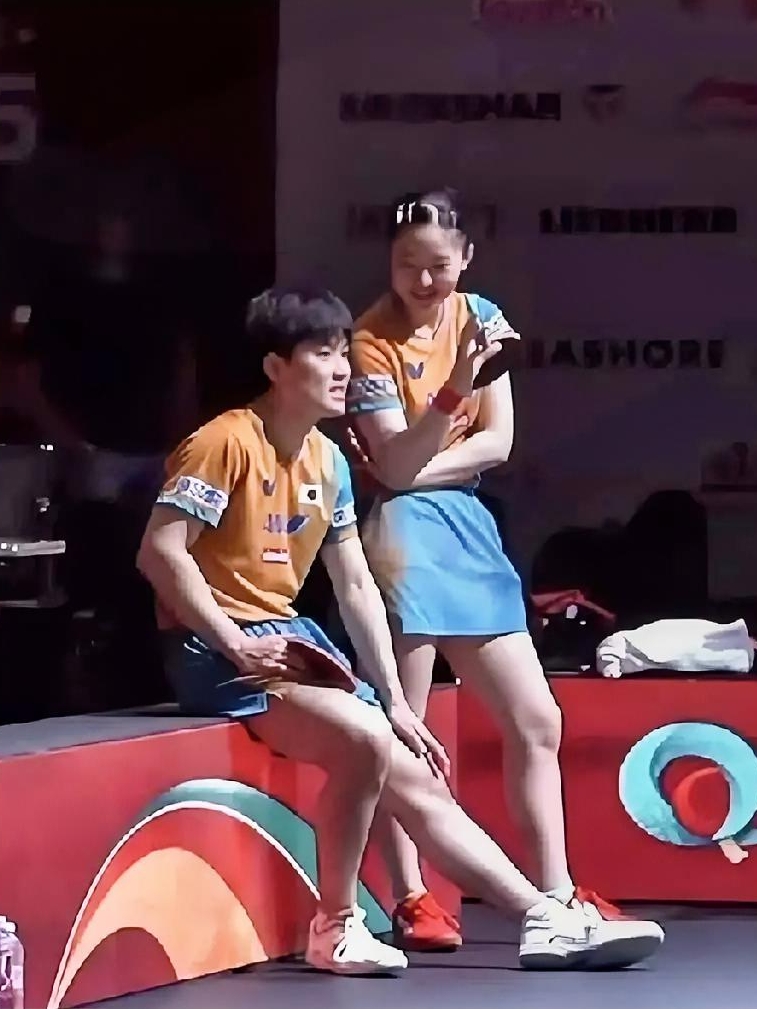 为什么小小的张本美和打败过所有国乒对手？是因为她的一个优势国乒无人能及。

张本美和之所以越来越厉害，是因为她的御用陪练是她的兄长、世界上最好的男球员之一的张本智和，两人多年的相辅相成，再加上世界顶级的双亲教头的贴身教诲，才造就了兄妹俩近年来屡屡打进国际大赛四强的奇迹。

相比较而言，国乒女队每位球