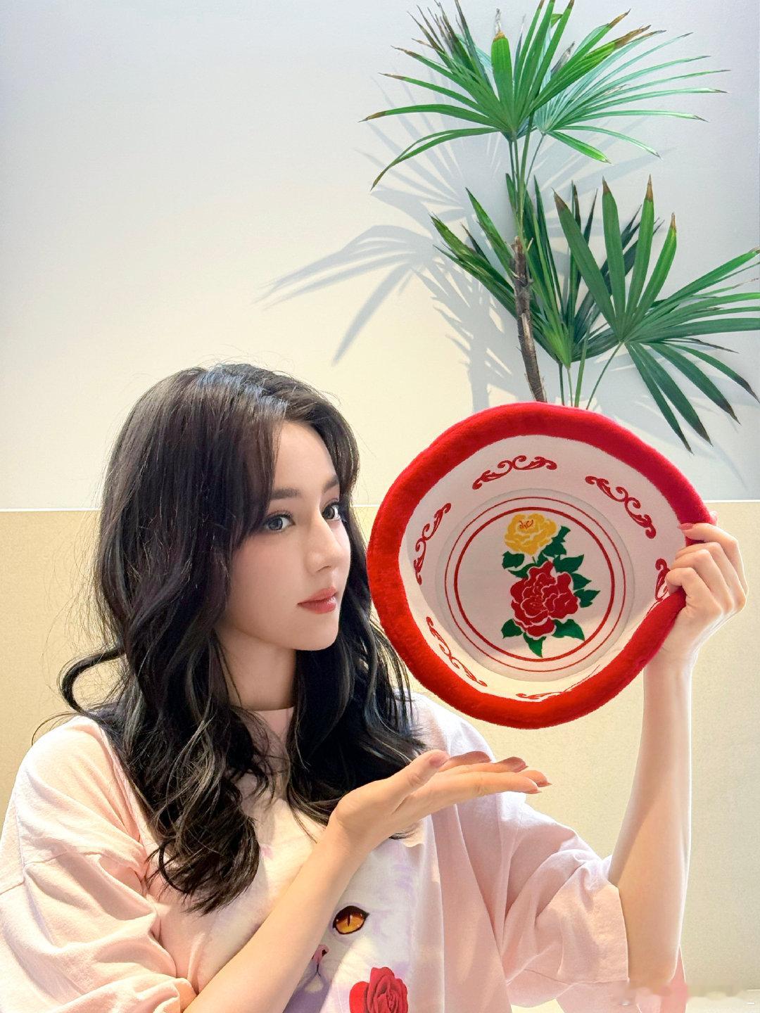 #迪丽热巴[超话]#[打call][打call]#迪丽热巴老式脸盆帽子##迪丽热巴香辣狂欢##微博派对合伙人# ​