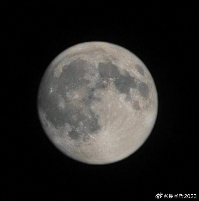 『水调歌尾』

     聂造之

和苏轼《水调歌头》

明月时时有，
何须问青天。
不问双归员缺，
今夕就过年。
我不趁机离去，等待高楼坍塌，底层围观欢。扑风也捉影，竟然是人间。

转户主，换名头，安心眠。处处有恨，就看长相别谈玄。
狗友成群结队，村头狂吠不绝，此事已成全。但愿时不久，有款别乱捐 ​