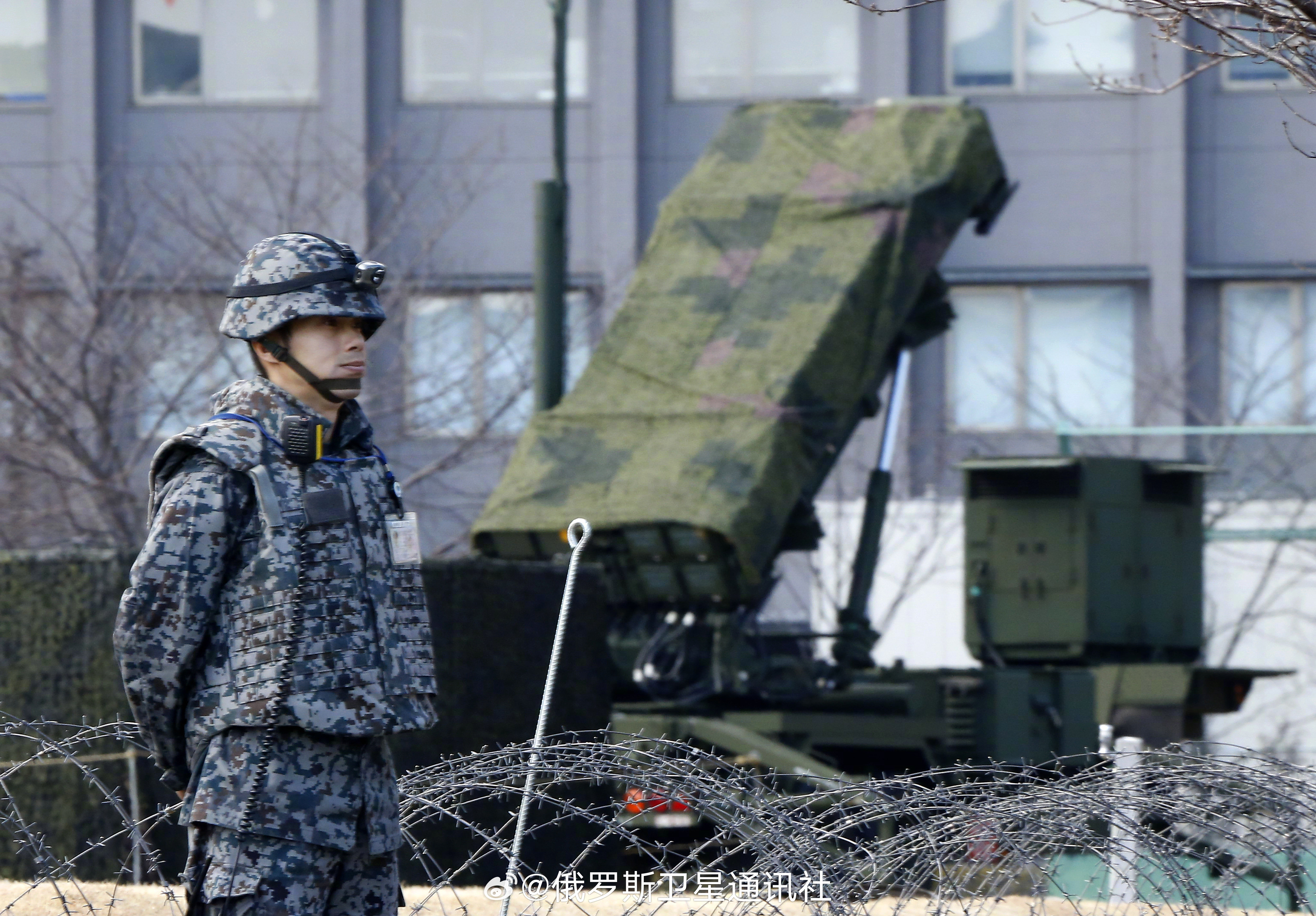 【#日本要搞潜射高超音速导弹#】#日本想研发低成本远程攻击无人机# 据共同社报道，根据日本防卫省2027年度预算，“作为反击能力（对敌基地攻击能力）的手段，防卫省将着手研发不易遭敌方攻击的水中发射型高超音速导弹，还将推进让无人潜艇具备长射程导弹发射能力的研究。此外，利用民生用品，开发低价 ​