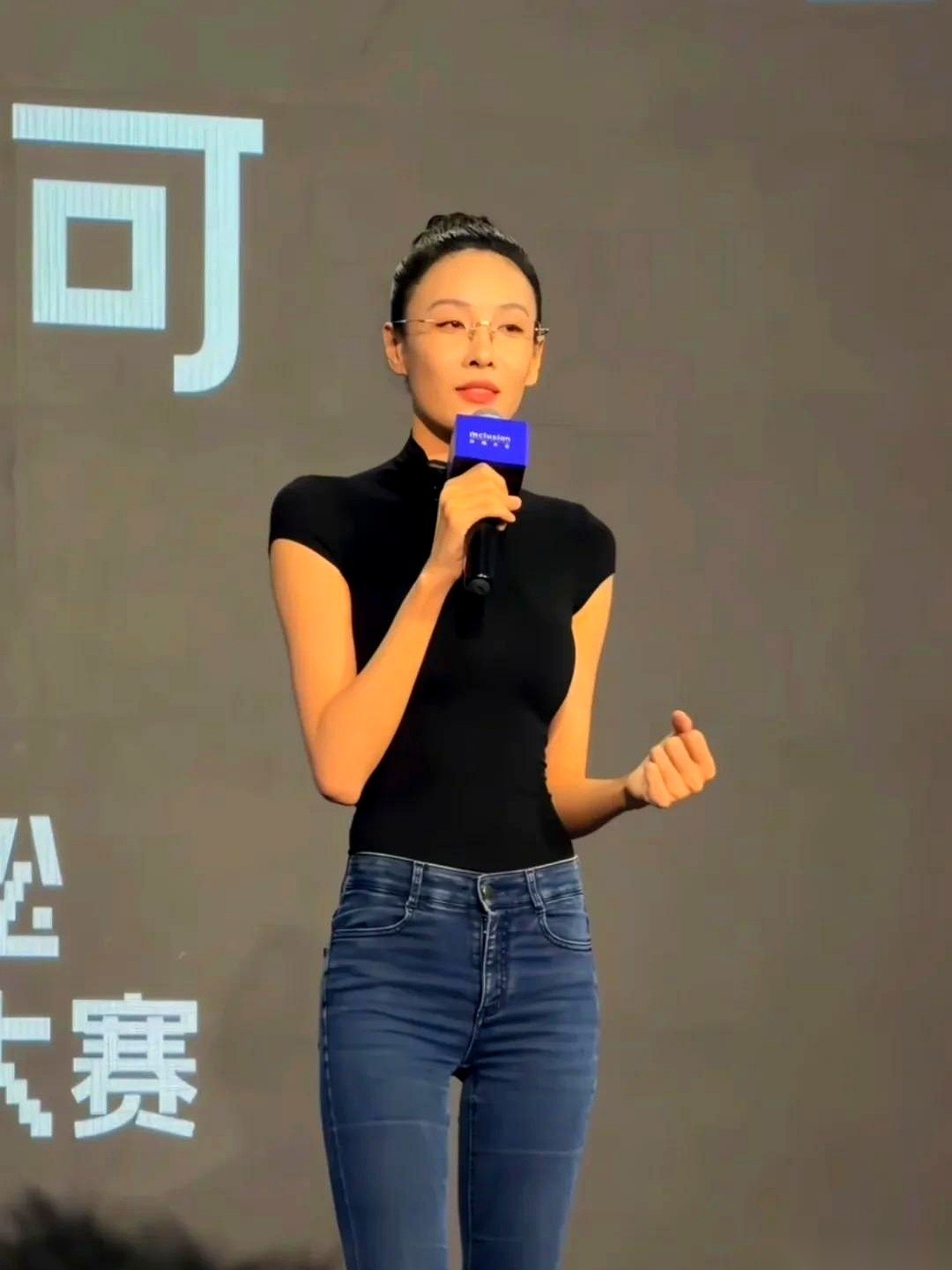 太魔幻了。
当年《十二生肖》里，那个踩着恨天高、一记大长腿劈出一字马的冷艳“龙女郎”。
现在居然戴着黑框眼镜，在黑客松现场敲代码了。
她一身黑T恤站在台上说：“我是张蓝心，现在我靠写代码吃饭。”
台下全愣了。
我滑手机看到这儿的时候，也倒吸一口凉气：好好的大明星不当，去当程序员？
但你再往深了想，这