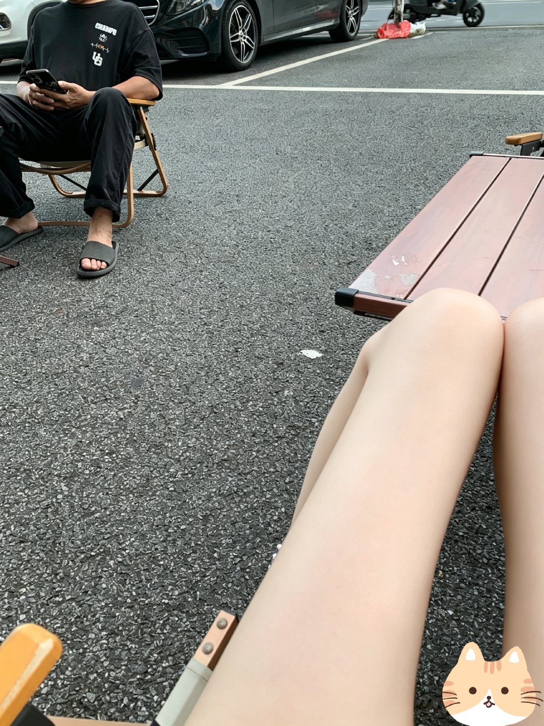 我刚坐咖啡店门口，一个男的来搭讪，我没理，他跑过去把他奔驰开我面前停下，人也坐我斜对面[裂开]这会儿又坐我面前了我的老天奶，不敢说话 ​
