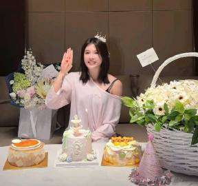 29岁吴艳妮生日！穿露肩装，气质出众，摆3个蛋糕，超大花篮很亮眼！