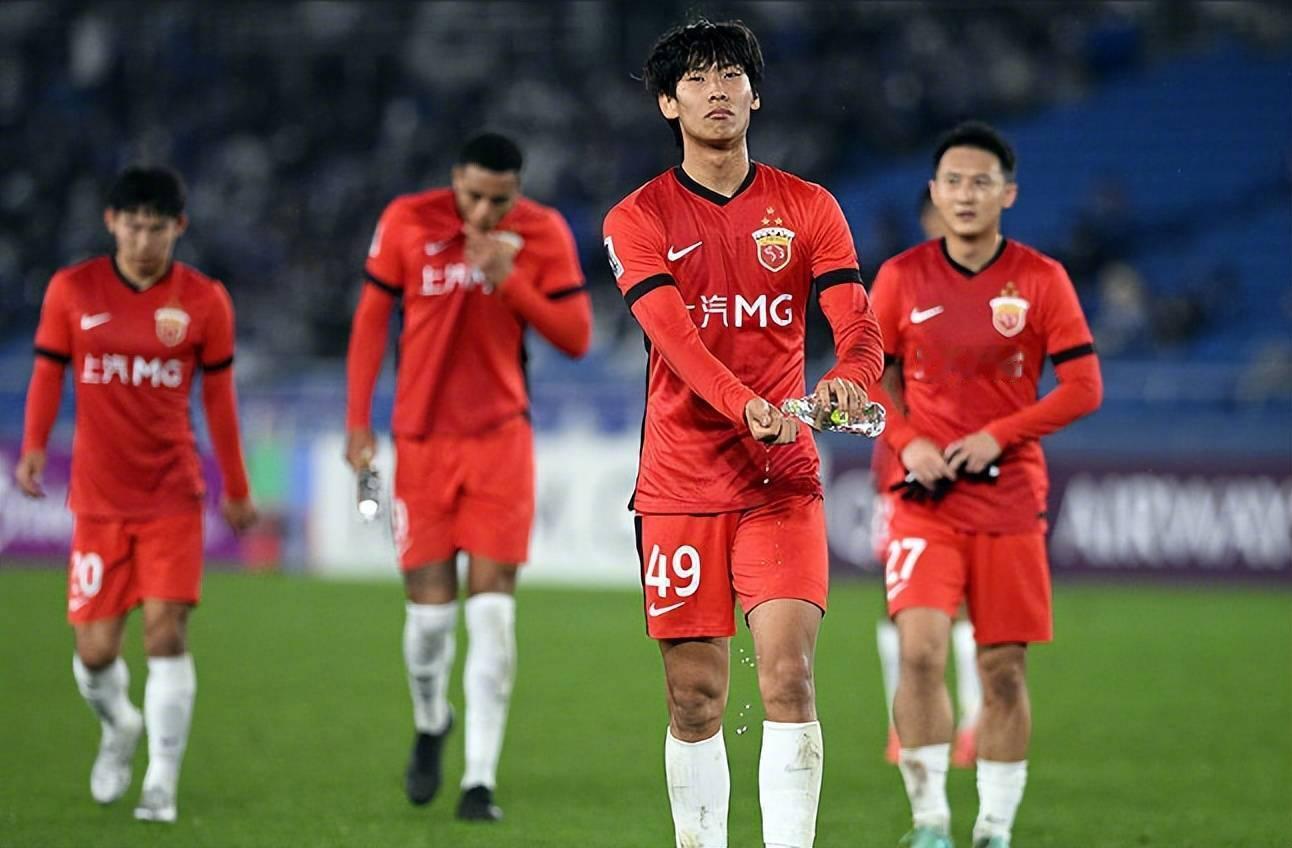 男足亚运队增补征召李新翔、张志雄，大连集训后赴日本参赛。
李新翔（海港），锋线新星，擅长跑位抢点，中超有稳定出场，可作为替补冲击点。
张志雄（铜梁龙），前中甲最佳青年球员，全能B2B中场，跑动、拦截、组织兼备，补强中场轮换。
仅为集训征召，并非亚运会最终名单。 ​