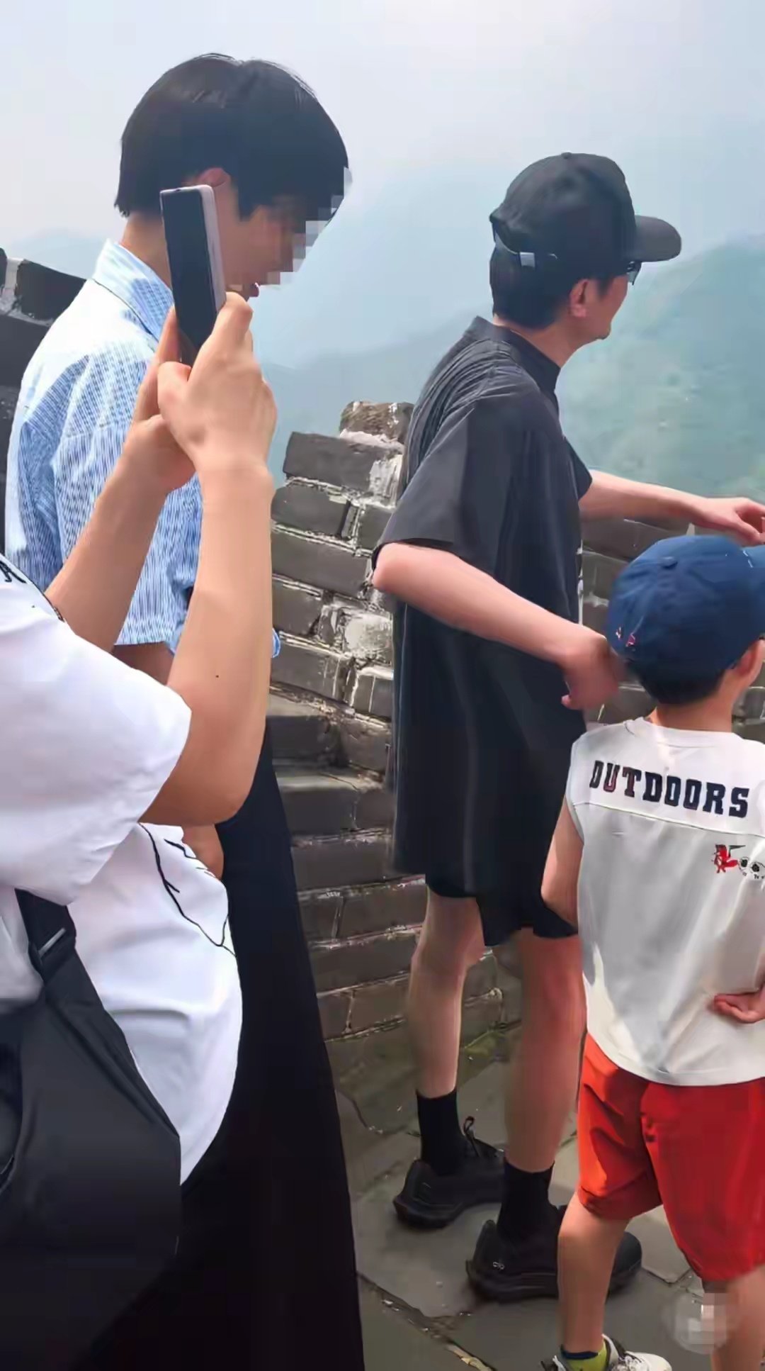 冯绍峰携与赵丽颖所生儿子爬长城，父子俩身形好像，穿衣打扮也是 ​