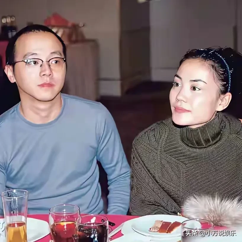 窦靖童也想不通，母亲王菲为什么能看上父亲窦唯呢？

王菲爱上窦唯的时候，窦唯有女朋友，窦唯无法取舍，后来姜昕主动退出成全他们。

窦唯娶了王菲，女儿不到两岁的时候，窦唯又爱上了高原。

窦唯和王菲离婚是三观不合，他们聊不到一起吃不到一起，生活不到一起，根本不是一路人。

王菲爱打牌，香港北京两地跑，