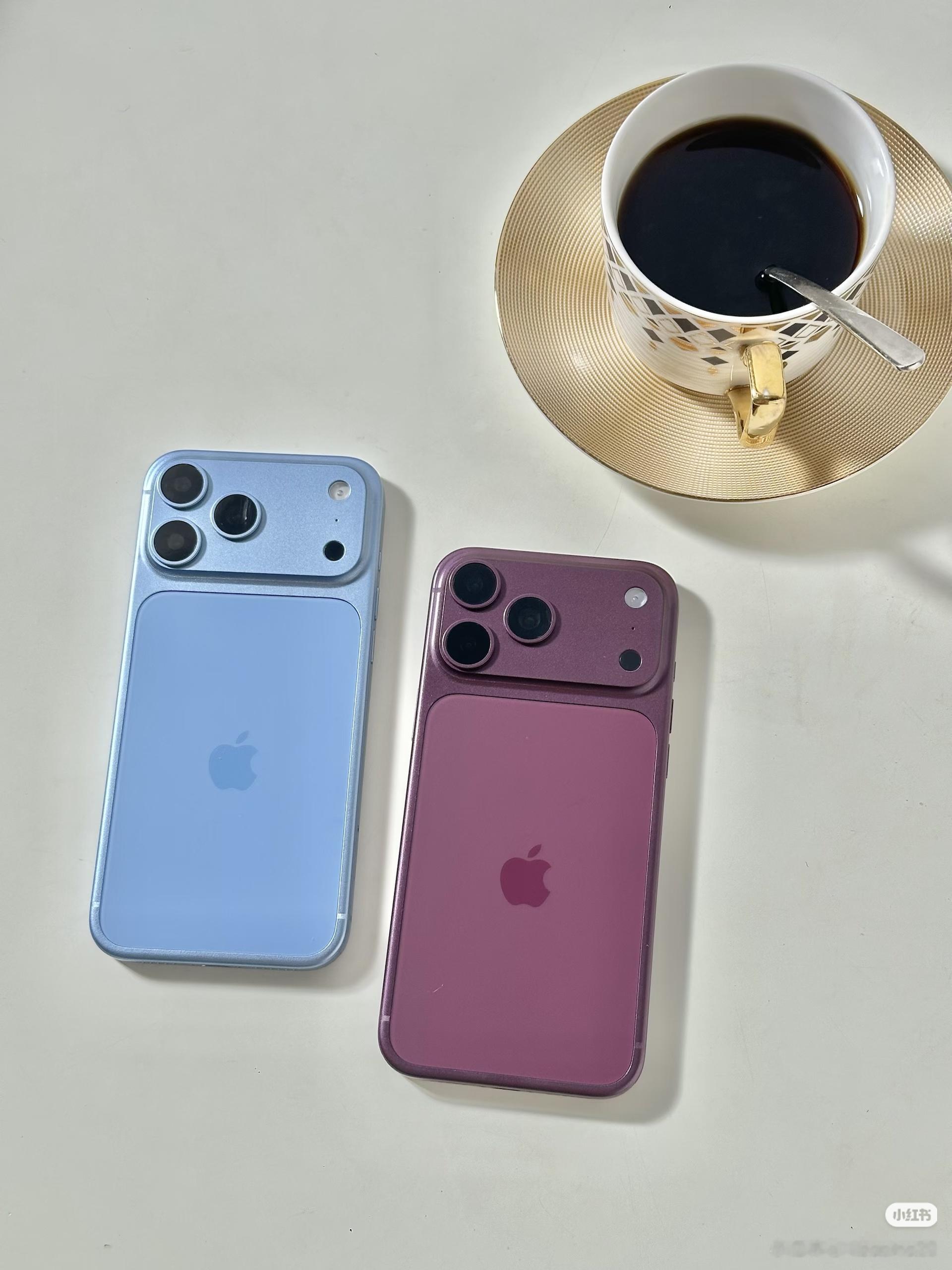 有件事情。我一直想不通。黄牛嘴上说iPhone18 Pro没人要，可你去官网看看，发货时间照样排到一个月后，到底谁在演戏？

先看黄牛这边。线下档口普遍不收Pro，少量收的报价直接低于官网，首发就破发。但Max完全不一样，照样加价300到500收，勃艮第酒红和冰川蓝最抢手，只是加价幅度比往年少了一大