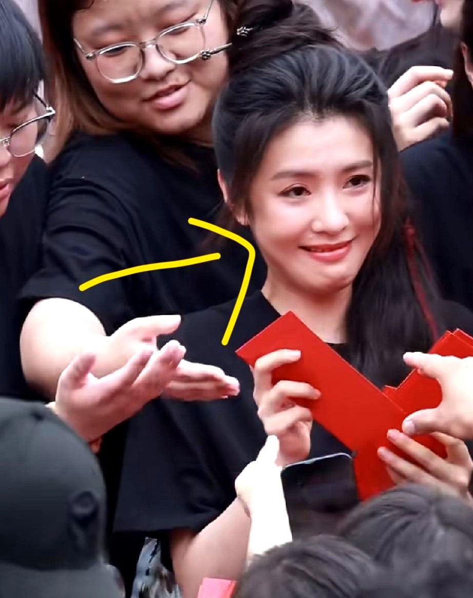 开机红包还没发，就被抢光了。李云霄捏着红封袋，笑容还在脸上，眼神里却闪过一丝慌乱。

这是她第一次挑大梁。在《河东小镖师》里演镖局女当家，要在隋末乱世里撑起一个摊子。戏外，她被围在中间，显得有点青涩。

路透里，她骑马下马的架势倒是干脆利落。从越剧舞台到片场，这个反差挺有意思。

她后来在社媒上用角