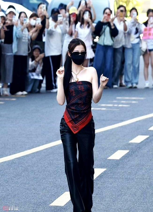 70天换80套衣服，最后靠一块打结的布料把热搜炸了。

横店街头，虞书欣把自家品牌的方巾随便打个结，配上一条低腰皮裤，直接亮出整个后背大步走过。这套露背装一出，立马把网友的唾沫星子劈成两半。

有人骂她穿得太少博眼球，时尚圈却夸她一物多用玩得转。前脚刚被人嘲笑大牌丝巾搭得廉价，后脚她就用几十块的平价