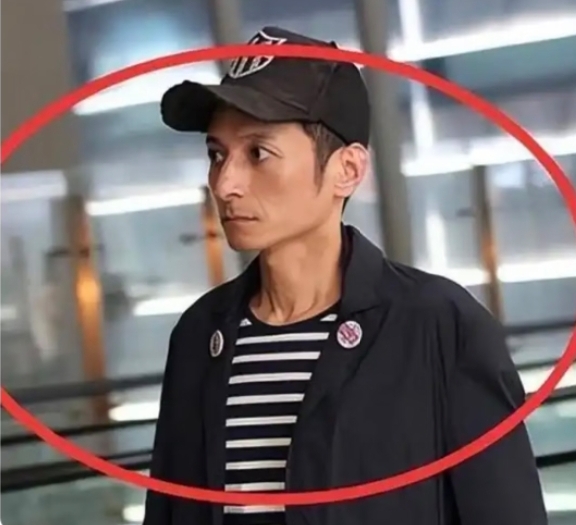 真的看得心里一阵唏嘘！曾经快本上那么活泼的李维嘉，如今肉眼看着消瘦憔悴太多。
 
当年在台上妙语连珠，给无数人带去欢声笑语。一晃人到49岁，无儿无女，还因为生活习惯被网上各种调侃议论。
 
机场抓拍的照片，满脸疲惫感藏都藏不住，明星看着光鲜，私下里也有自己熬不完的心事。
 
谁又能看透，热闹背后一个