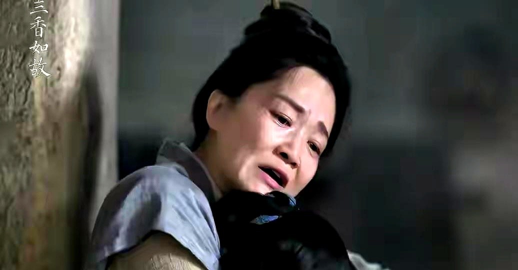 养母薛桂花临死前用尽力气喊了声“兰儿”，跪在床边的女儿却浑身冰冷。

《兰香如故》最戳心的不是满门抄斩，而是这一刻的错唤。她叫许兰香，安稳活了二十四年，一直以为自己是普通家奴之女。直到这句呢喃，她才明白“兰儿”是养母早夭的亲骨肉。二十四年前沈家灭门，许家夫妇用亲生女儿换下了命悬一线的罪臣遗孤沈嘉兰。