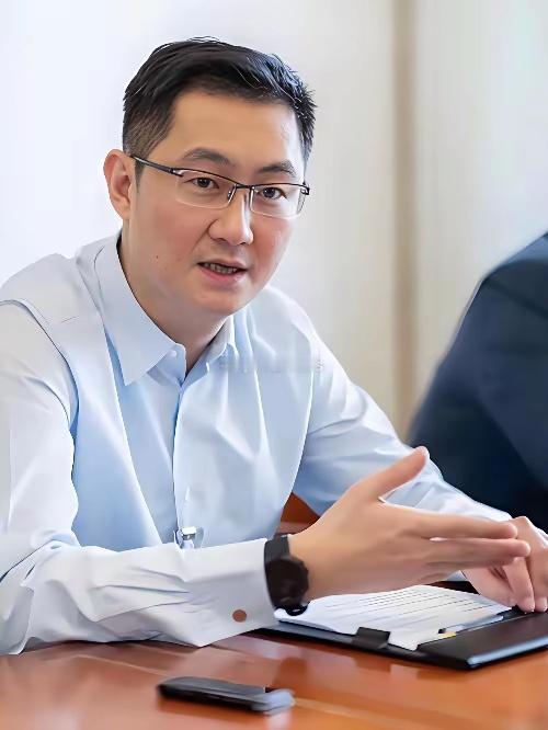 其实马化腾这样的内敛，在今天的商界已经很罕见了。他没有对外公布任何资产信息，并且从不去做公共活动也不接受媒体采访，在国内外很少露面只会在京会一会之后就会回到深圳老家。“宅”这一举动与追求成为企业头牌、时刻想博取眼球的老板们大相径庭。

其他的老板都希望自己的公司能够成为最大的IP，并 ​