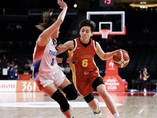 杨舒予三分6投5中，全场最高21分。中国女篮111比46赢泰国，净胜60多分。
看比分当然舒服。可我看完，第一反应不是爽，是别扭。
9月19日，亚运会首场，中国女篮打泰国。第一节就领先接近20分，后面基本成了轮换演练。杨舒予出战26分钟，12投8中，三分6投5中，拿21分7篮板5助攻1抢断1盖帽。