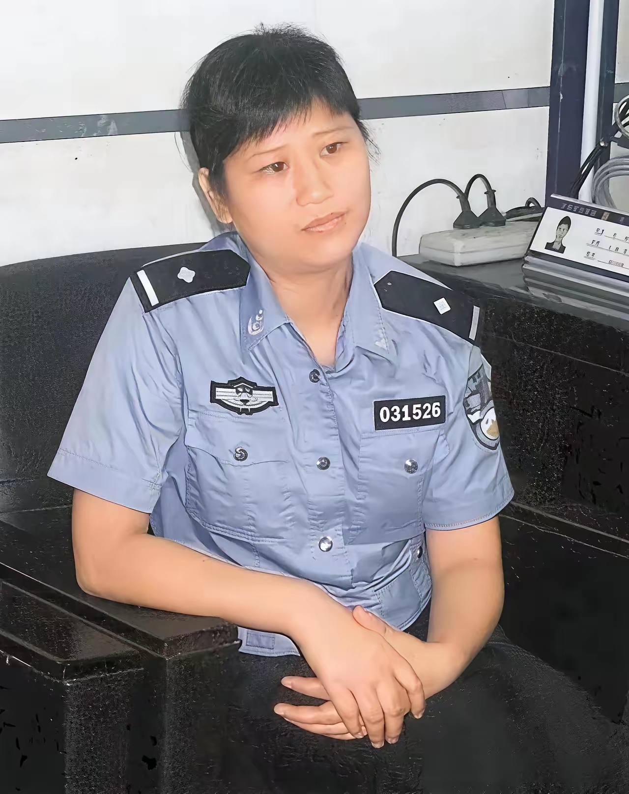 17年过去，依然没人能忘记汶川地震那位最美警察妈妈蒋晓娟
 
谁还记得那个在地震废墟边给孩子喂奶的女警？她叫蒋晓娟，2008年汶川地震时，还只是江油市公安局巡警大队里一个再普通不过的民警。
5·12那天，她把自家6个月大的娃娃扔给乡下的奶奶，扭头就冲进了救灾现场。安置点里挤着上千名北川、平川来的灾民