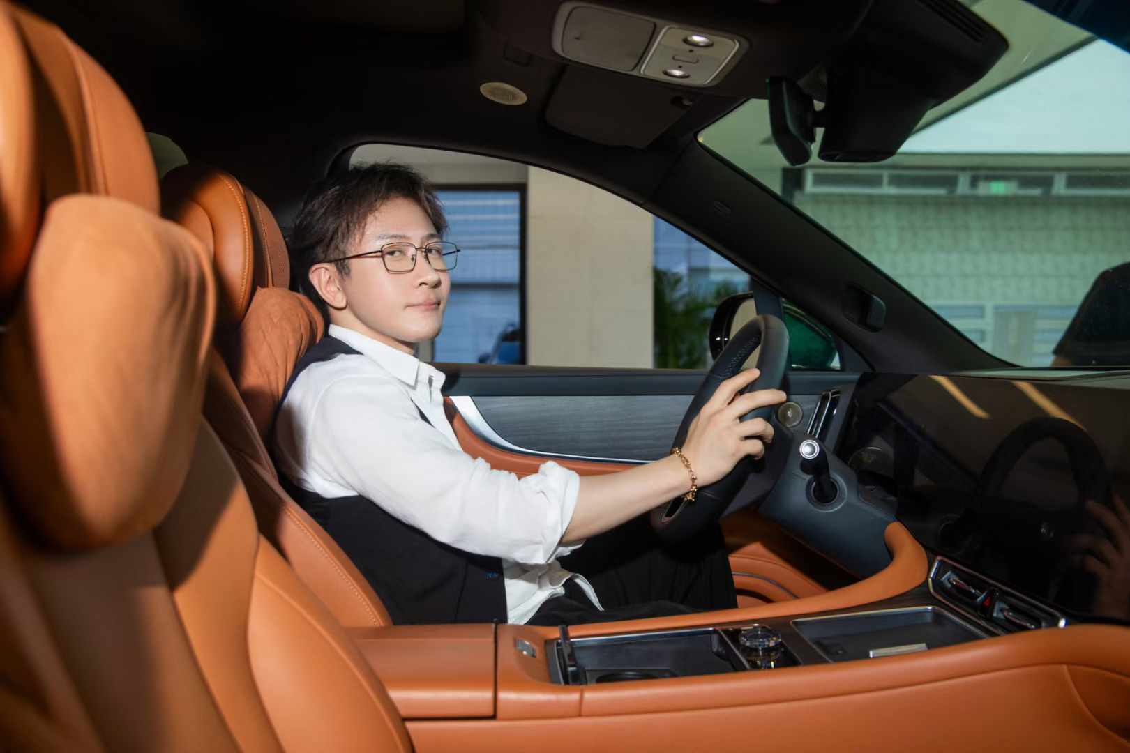 看完问界M9星光之夜，对。幽默背后其实是两位精英对生活品质的共同追求。...