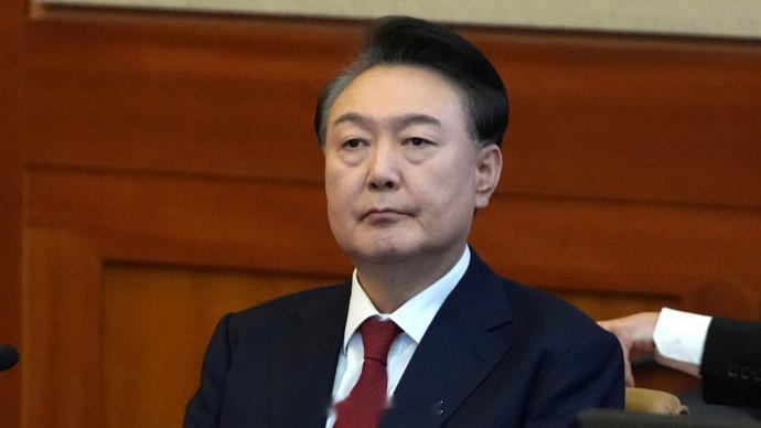 #尹锡悦称宣布戒严是因为我天真#【尹锡悦出庭作证：“宣布戒严是因为我天真”】据韩联社报道，当地时间24日，韩国前总统尹锡悦在首尔高等法院出庭作证时表示，他在2024年12月3日宣布戒严是因为“我天真地判断，认为这是国家紧急状态”。

报道称，尹锡悦表示，自己的戒严选择并无不妥，还称：“我当时 ​