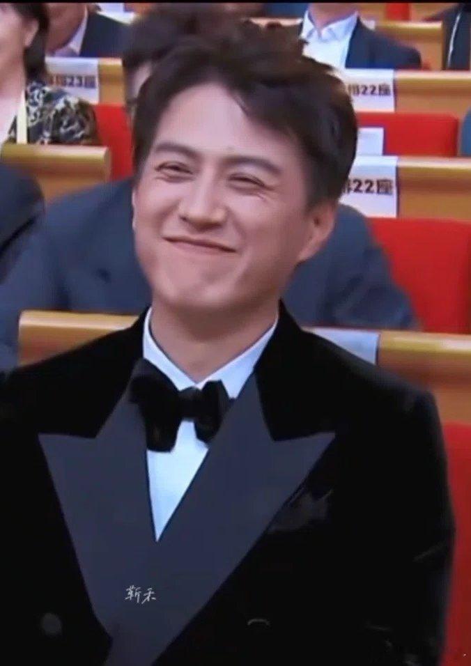 #靳东[超话]# 
你的微笑在我心尖闪耀，编织每一个奇妙。 ​