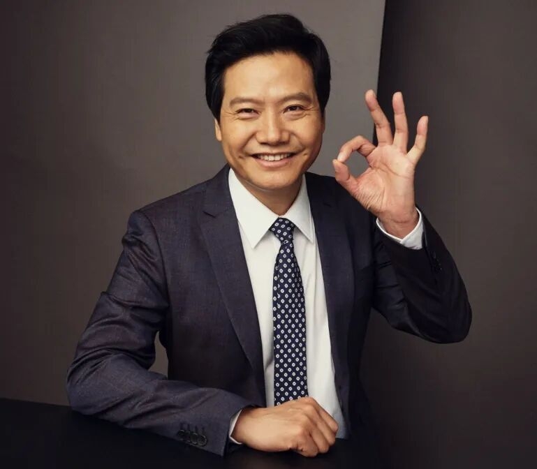 雷军，涨知识了！

10月5日，雷军更新社交动态，这一次不是宣传产品，而是晒假期去大棚摘的菜，结果几张照片就引发网友热议。

雷军一共分享了3张图，第一张是生机盎然的菜园，第三张是刚采摘的新鲜红薯，第二张一下子引起了大家注意，看着像是瓜，却叫不出名字。

雷军也在发文里问道：假期去大棚采摘。大家看看