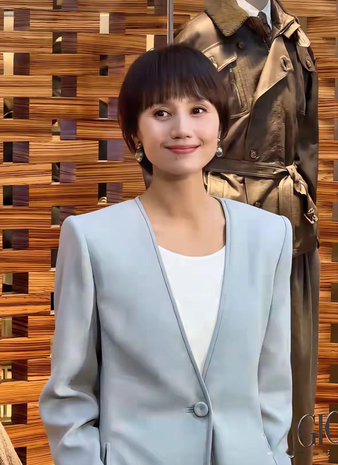袁泉最不抢戏，却最被记住

武汉Armani开业，胡歌贵气、言承旭性感、袁弘亲切，袁泉往边上一站，浅蓝西装松松的，白背心领口微敞，像下班路过看看。

别人在“营业”，她是“在场”。

不勒腰、不堆闪、不修少女感，皱纹和短发都坦然。

女人过了45岁的好看，不是赢过谁，是终于不想讨好谁。