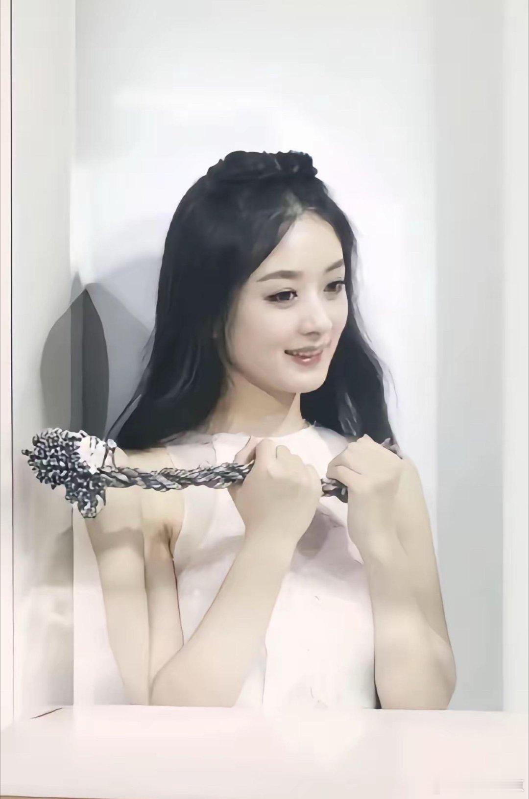 #赵丽颖[超话]##赵丽颖在人间#zly #赵丽颖第二十条#zly #赵丽颖许半夏# 

如果你的眼是水平仪，直视他人会变得困难。

​