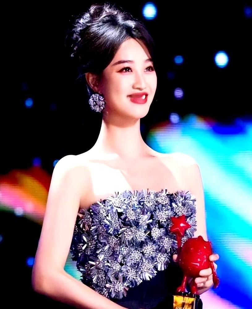 把档期排满到2026年，是蓝盈莹对三年前全网群嘲最狠的一记耳光。

没空发小作文卖惨，她一头扎进剧组死磕镜头。《玫瑰的故事》一播，当初笑她“把野心写在脸上”的人，全闭了嘴。

三年前那档综艺，她逼队友学乐器、抢强力队友，被网友追着骂“吃相难看”、“用力过猛”。路人盘崩塌，商务掉线。

换别人早去别的
