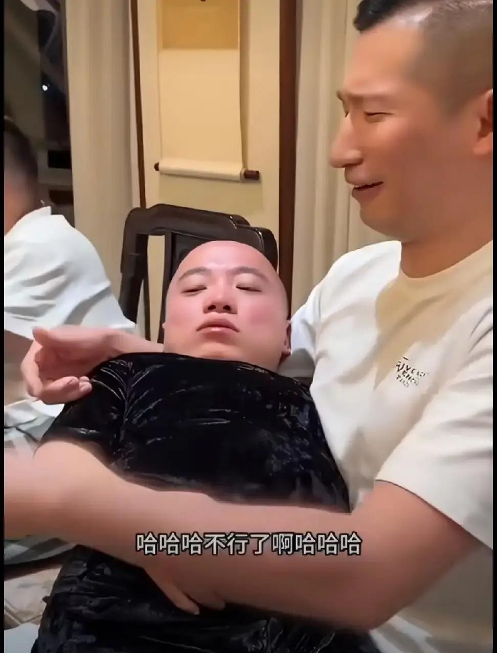 吴迪正式回复狗磊！

他把手机往桌上一扣，屏幕还亮着，狗磊那条点名要他对质的话已经挂了两天。


屋里坐着三个人，都是跟了他多年的兄弟。没人先开口，因为谁都清楚，狗磊这回不是随便喊话，是掐着他回国的日子，把当年那笔账重新翻了出来。

吴迪拿起茶杯喝了一口，水是凉的。他问了一句：“外面现在都怎么说？”