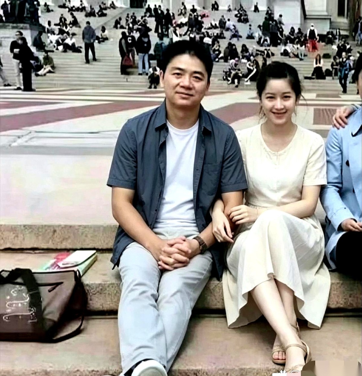 网上翻出的一张旧照，直接把时间线拽回了2013年的哥伦比亚大学。
画面里站着两个人。
一个是39岁的刘强东，当时的头衔，是哥大的访问进修生。
另一个，是刚好20岁的章泽天，清华派过来的交换生。
当时的章泽天，身上早就贴着“奶茶妹妹”这个初代顶流网红的标签。
相差19岁的两个人，就这么并肩站在异国的校