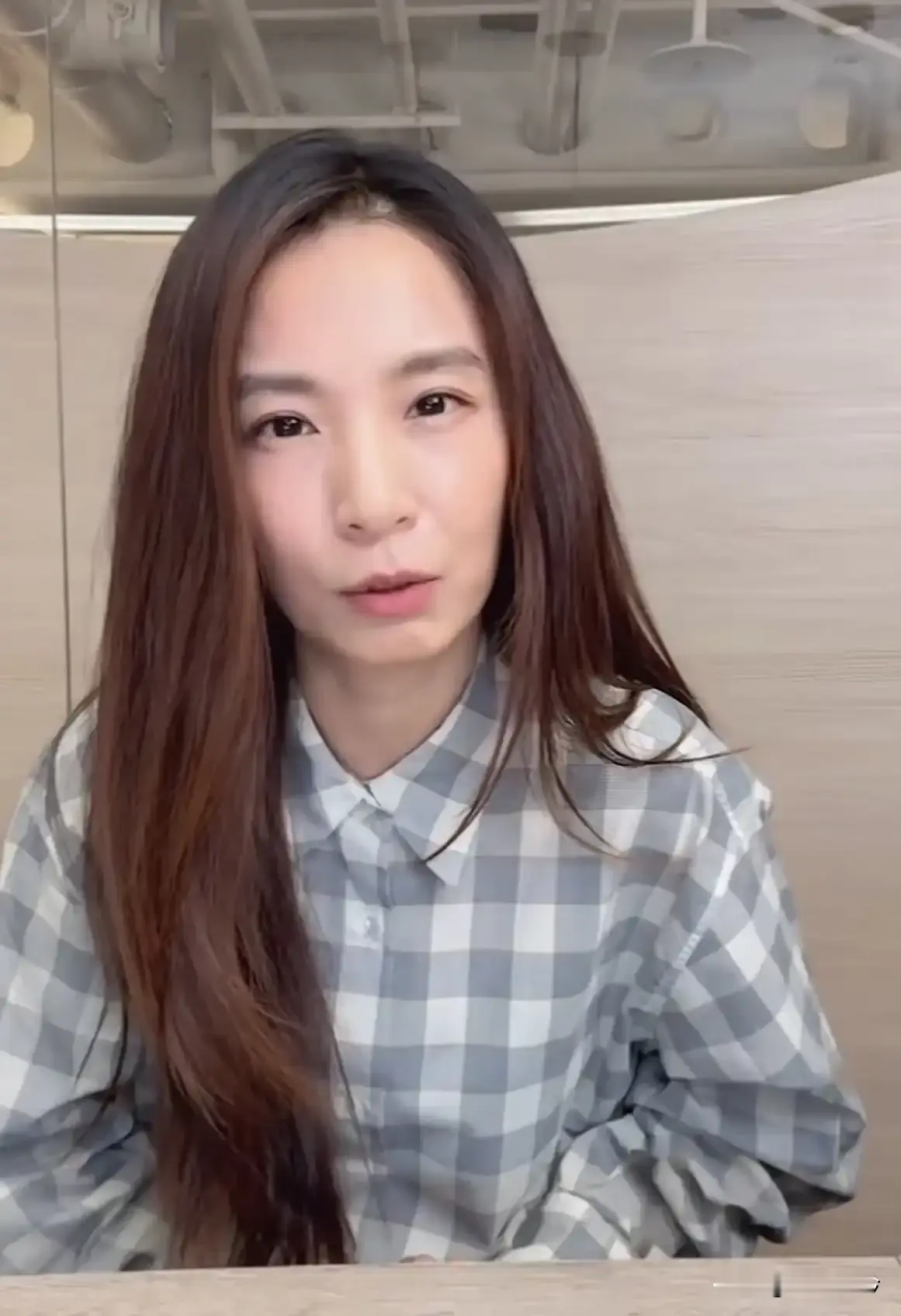 田馥甄这波直播操作简直让人大跌眼镜。

粉丝在弹幕随口提了一句，让她把衬衫最上面那个扣子解开，看着挺勒得慌。

本是句普通的互动玩笑，谁能想到她直接来了句反问：你们把我这当啥地方了？

紧接着又来了句更绝的，说打赏到位不仅能解开，直接开到肚脐眼都行。

这话说得，弄得满屏围观的人一头雾水。

怪不得