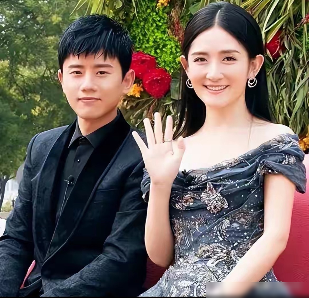 张杰说我是歌手不是逗乐的人，评论区直接炸了。
有人猜他内涵薛之谦，更多人转头盯上谢娜。黄磊那句人生浅薄，被贴到谢娜跨界票价和唱功上，回旋镖扎得狠。
张杰这些年没少兜底。公开喊话我的歌迷不会攻击娜娜，鸟巢御用音响师金少刚都搬出来给她撑场。
结果资源堆得越狠，路人越不买账，张杰账号都跟着掉粉。