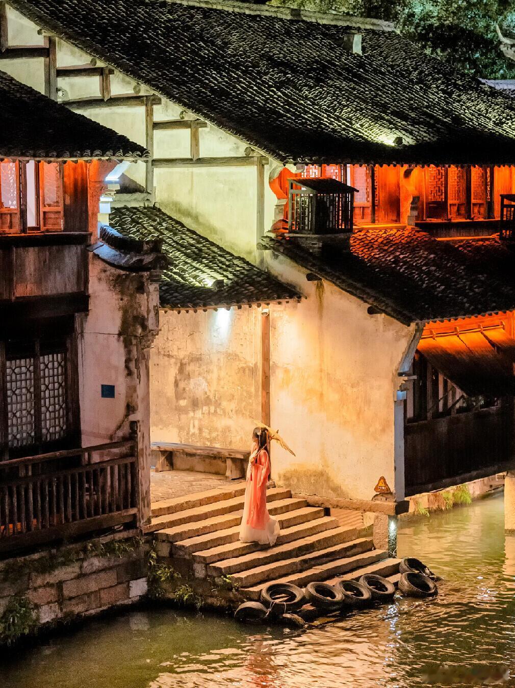 中秋夜，桂花香里乌镇提灯走桥！🌕19:00万兴桥出发，Coser提灯同游，昭明书院祭月礼+演出，20:00继续走桥派月饼～

🥮9.25-27 17:30-19:00，枕水转角码头餐厅/昭明明辉餐厅门口，背一句带“月”古诗词，免费领乌镇定制月饼1个，每日限量先到先得。

秋澄气朗，共此蟾光，中秋快乐，我们乌镇见～

 ​