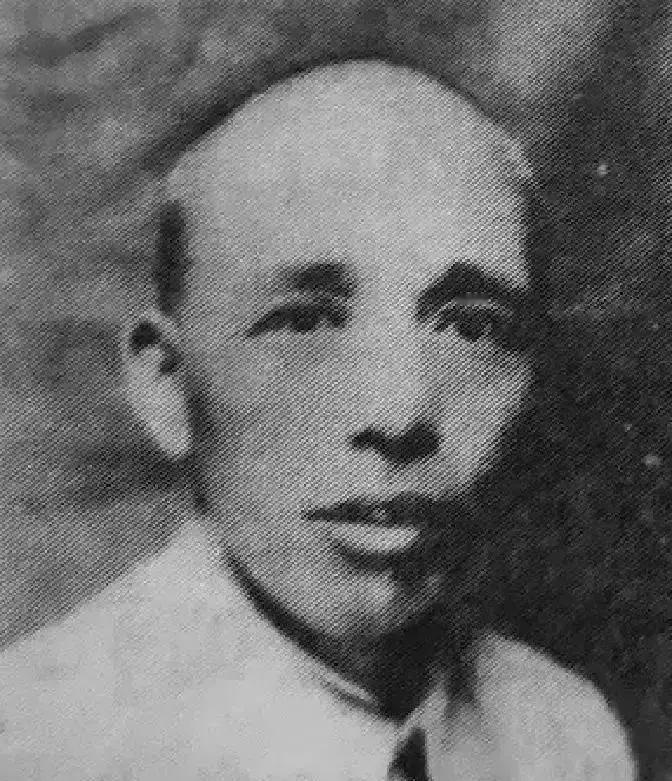 1955年，云南一个妇科医生和人吵架，见吵不过对方，他竟脱口而出：“你算什么东西？我原来当过红军军长，你拿什么和我比？”
 
周大柱撂下那句话就后悔了。他诊所对面的药铺老板李德贵瞪着眼，指着他的鼻子骂了句“放屁”，甩手就走了。周大柱没追，他转身回屋，拿起抹布使劲擦桌子，擦得木头都发了白。
 
第二天