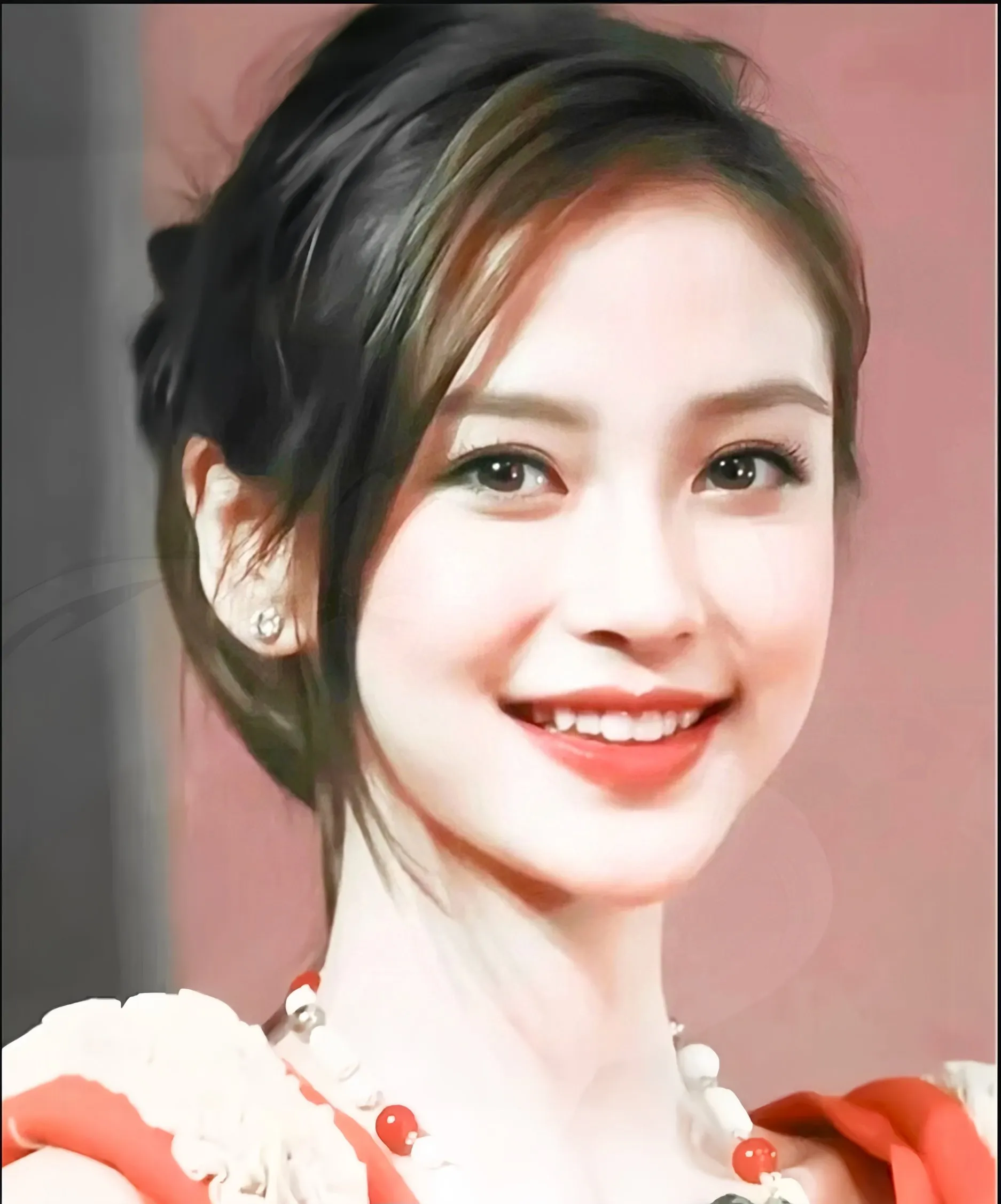 家人们，谁懂啊？古早时期baby简直太美了！那时候她才十几岁，脸上满满...