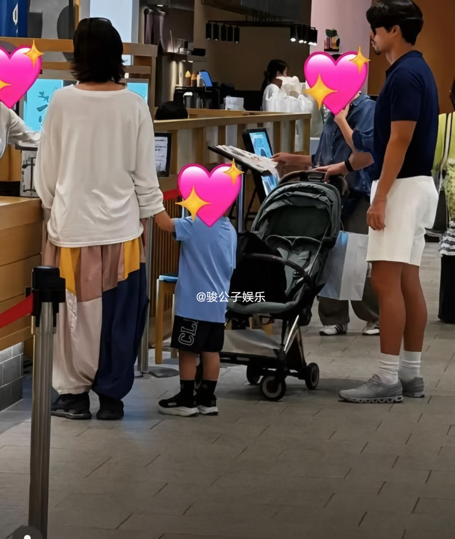 玄彬和孙艺珍带着儿子在日本度假被偶遇，一家三口画面好温馨。孙艺珍身着白色长袖上衣搭配拼色阔腿裤，穿搭舒适随性显得有些土气；玄彬则穿着深蓝T恤和短裤，蓄着胡须，状态松弛显油腻。他们的儿子小甜豆也已近4岁，身高接近妈妈腰部，看起来健康壮实，全程黏着妈妈，很是有爱！

夫妻俩一直很注重保护孩子隐私，很少让