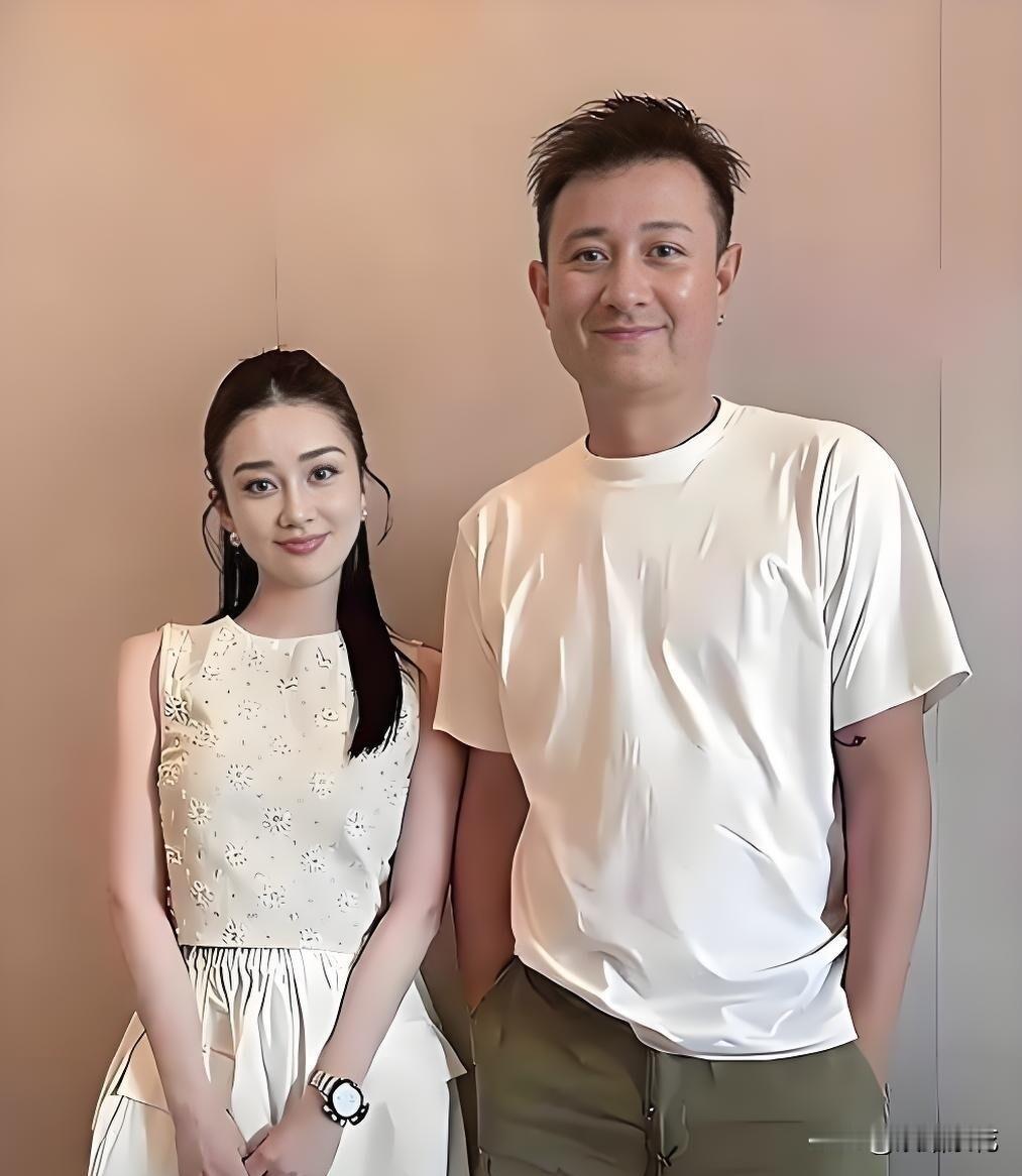 有一件事情。
我非常想知道答案！
那就是文章和姚笛同样卷入一场舆论风波，为什么结局天差地别，圈内对男女艺人的包容差距真的这么大吗？
 
9月2日，文章被拍到和女友凤莉结伴低调现身剧场看话剧，两人口罩帽子全副武装，状态松弛自然，这段低调交往已经稳定走过将近三年。淡出荧幕之后，他深耕话剧舞台，还在上海经