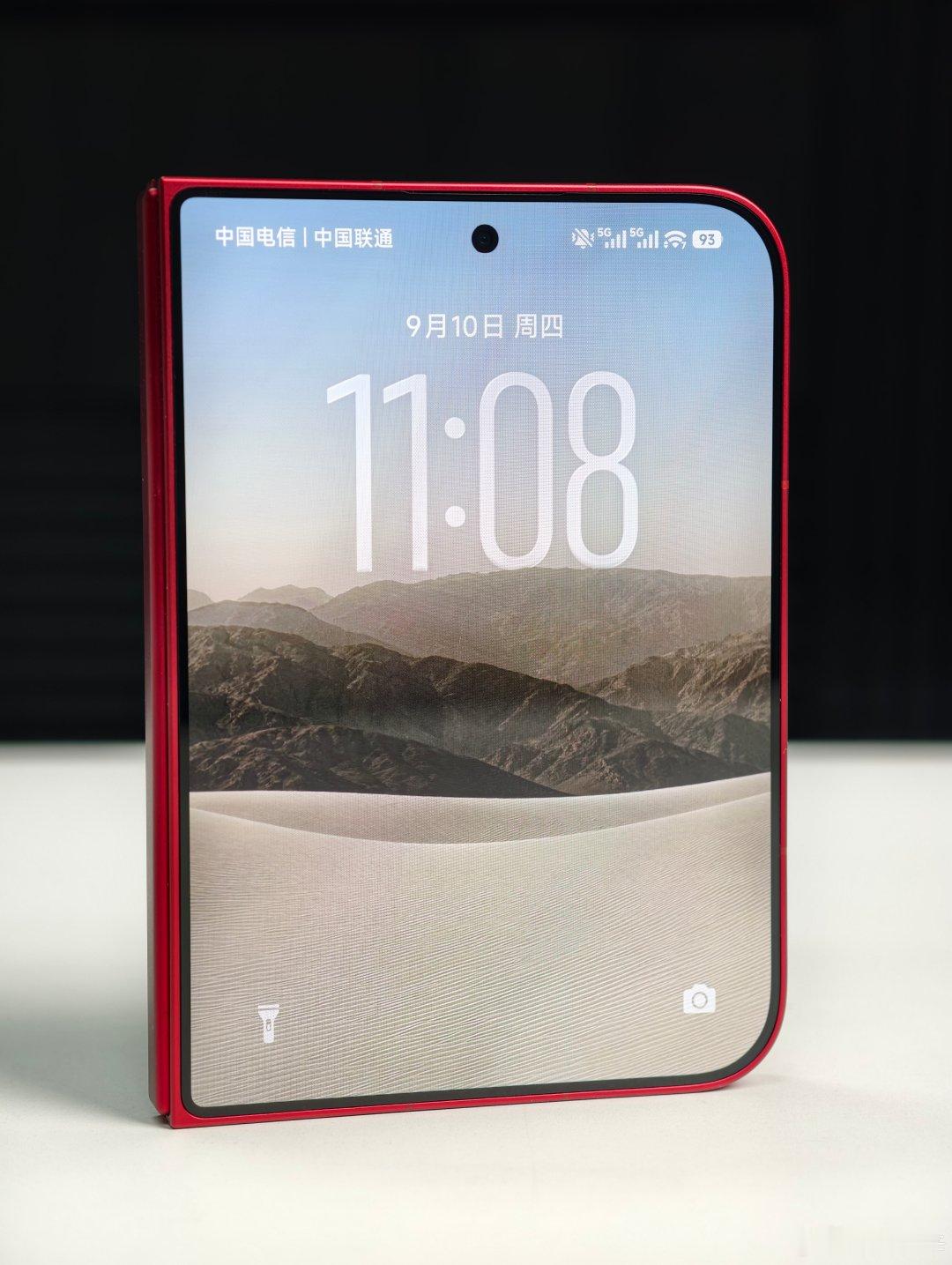 [doge] 用上了红色「iPhone Duo」（误 

#iPhoneDuo外屏不对称# #小米折叠屏# #iPhoneDuo磁吸充电# ​