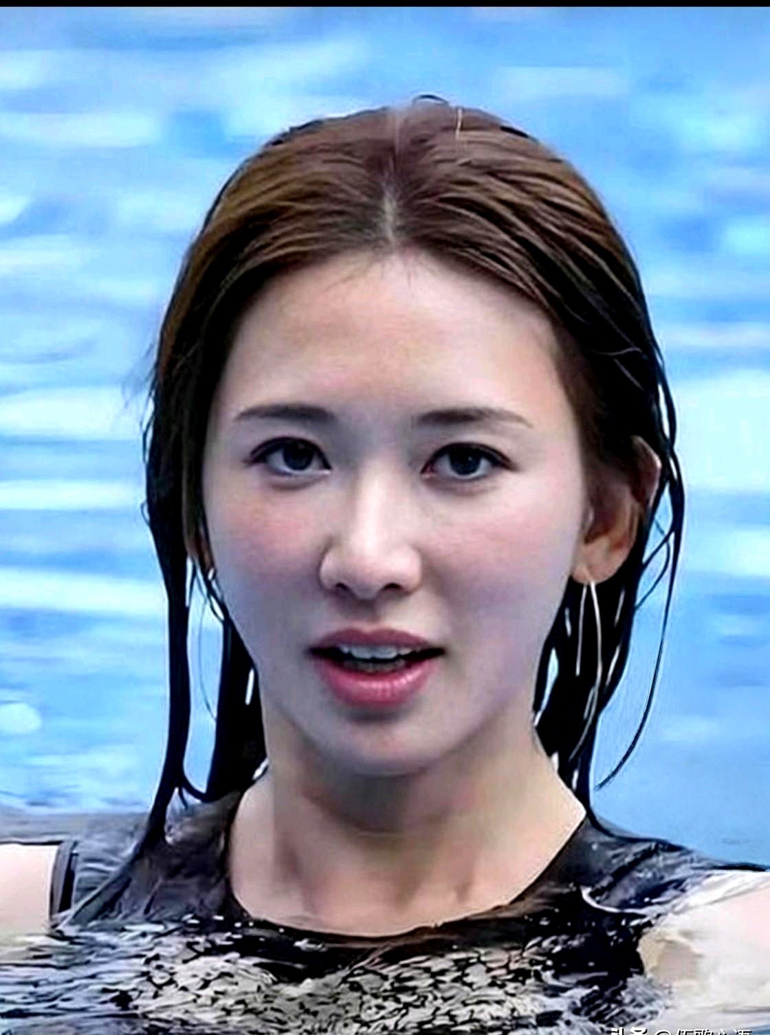 林志玲曾当众打趣说想嫁给黄渤。

起因是林志玲问黄渤稀罕自己哪一点，黄渤说只能选一样就选脸。林志玲疑惑是不是嫌弃她身材，黄渤回了句绝的：身材确实好，但他更喜欢看脸来读懂情绪、懂这个人。

这话说得不仅暖，还极其体面。

想起身边俩老友，一个农村出身的战友追到城市姑娘，另一个个子不高的同学也抱得美人归
