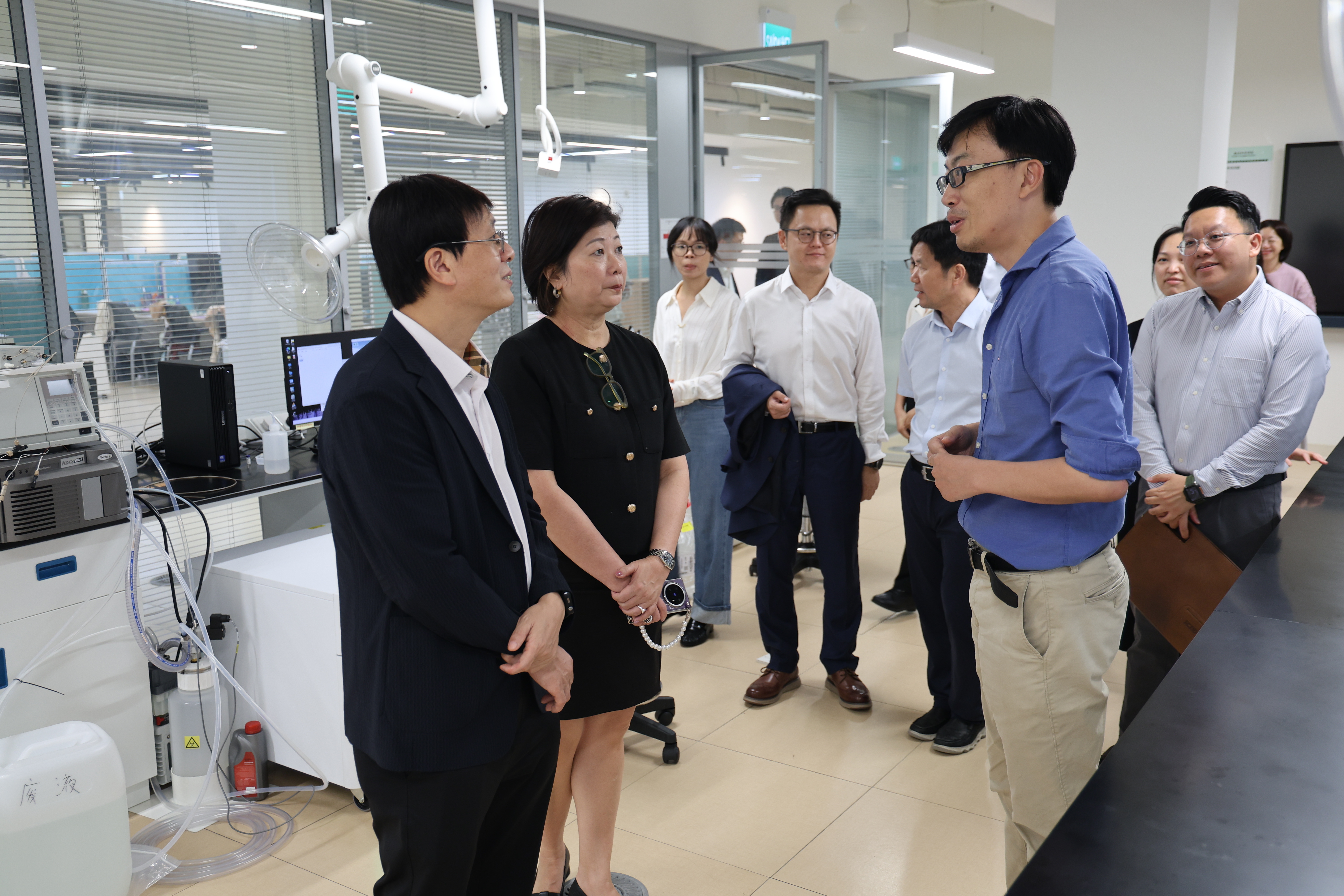 汇智澳琴｜广东省委横琴工委、横琴粤澳深度合作区执行委员会一行到访澳理工🤝

广东省委横琴工委委员、省横琴办副主任魏以军日前率代表团到访澳门理工大学，获副校长罗曼仪、秘书长莫秀妍及相关学术单位负责人热情接待。

到访期间，代表团一行参观了澳理工运动科学实验室、智慧养生营养科技联合实验 ​