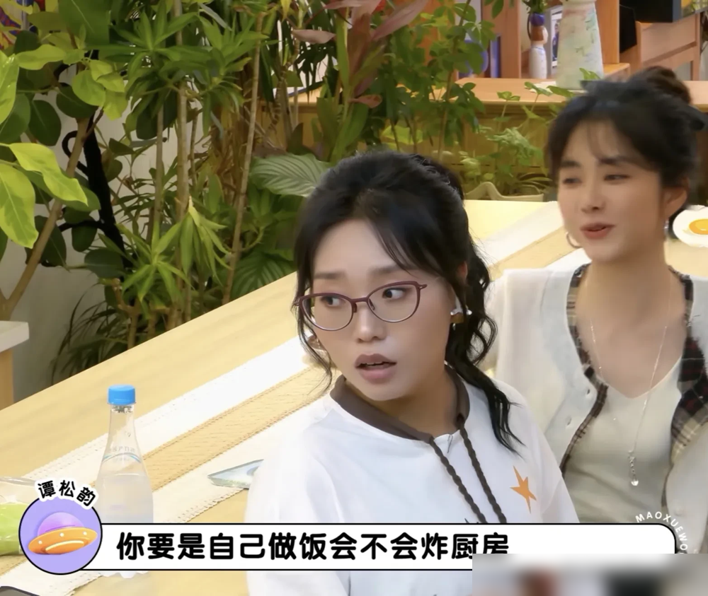 李梦这人，戏里戏外压根不是一个人。直播里她做菜，西红柿忘扔进去，水龙头开着就不管了，旁边刘学义急得直喊谨言慎行。可你让她背台词，一字不差，连对手的戏都给你顺出来。
《兰香如故》里她跟刘学义演纯恨夫妻，藏书阁捉奸、互扇耳光那几场，看得人头皮发麻。谭松韵在旁边接梗，评论区盖了八千多层楼。
说白了，有