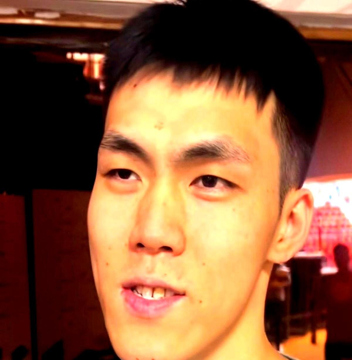 83比57！中国男篮在客场把卡塔尔打崩了，这世预赛开门红够硬。

回头看赛前那晚的动员会，气氛紧绷。庞峥麟直接给全队定规矩：防守必须死咬持球人，出球绝对不能犹豫！

国际赛场真刀真枪，愣神半秒球权就没。

瞅着几个首次打大赛的新人兴奋过头，郭士强赶紧泼冷水。“身体要热，脑子得冷！”郭导盯着大伙儿交底