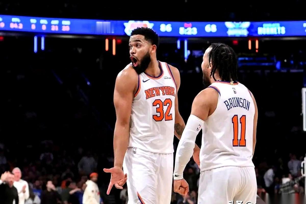 尼克斯的更衣室里，挂着两件球衣，一件是布伦森的，一件是唐斯的。 香槟已...