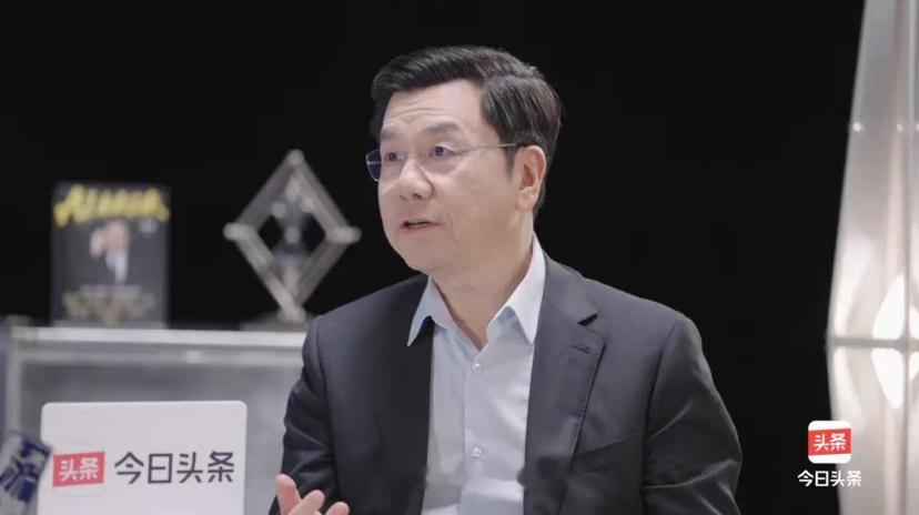 不管你信不信，世界AI技术分为三大阵营。
1，以我国为主，代表公司有:字节豆包，阿里通义千问、百度文心、DeepSeek，智谱清言等。
2，以美国为主，代表公司有:OPenAl、Google、Anthropic、XAI。
3，以欧盟为主，代表公司有:Mistral、Aleph、Alpha。

谈起企