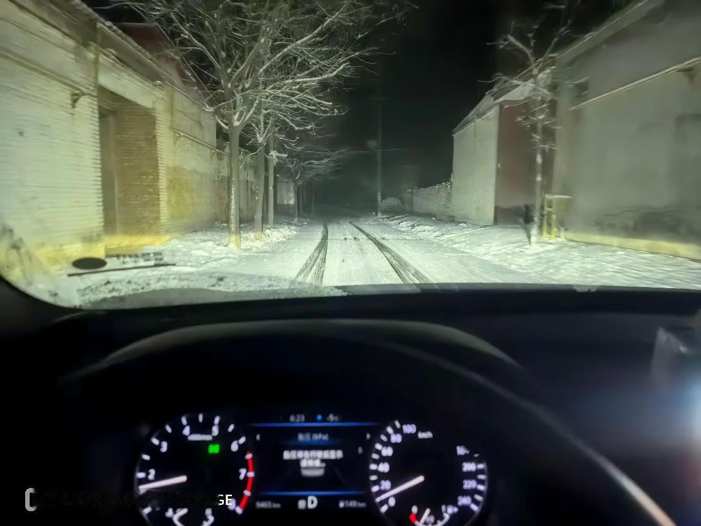 来自女司机的恐惧，第一次下雪天开车🚗小心翼翼的走着，全程没超30迈...