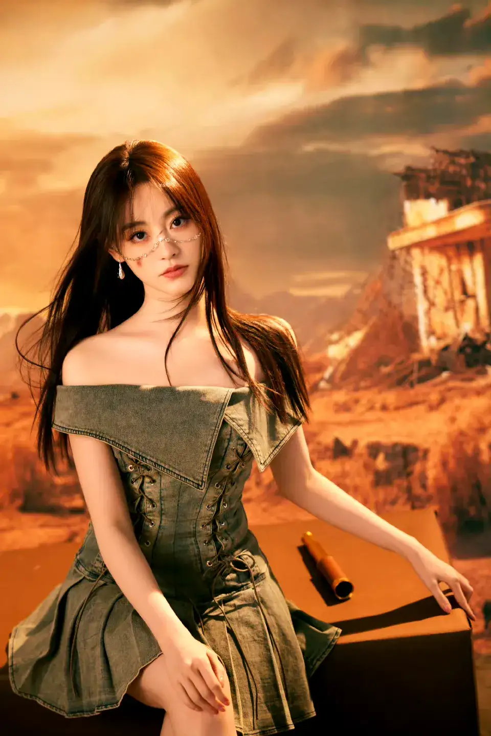 沙漠中的时尚少女，牛仔裙搭配耳环，尽显个性与优雅。(祝绪丹)