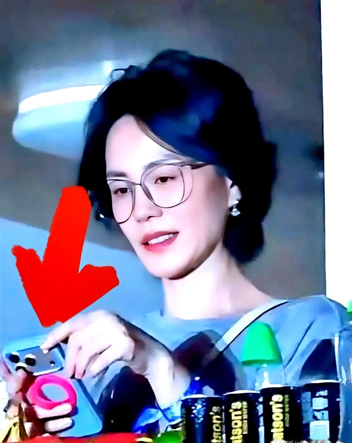 王菲把手机举得离脸半米远，眯着眼往屏幕上凑。

那英在台上唱得火热，台下的王菲却掏出手机，手臂直挺挺地伸出去，顺手架上一副眼镜。

这动作太眼熟了。平时看惯了精修图里的冷傲天后，猛然看到这标准的看字姿势，大家才恍然大悟，她今年也57岁了。

再贵的护肤品，也挡不住生理机能的自然规律。没有滤镜，没有遮